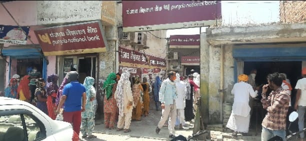 Banks in front of the hungry crowd, the Women bid - Modi side-Rs sent in or into Czech to have come.  Banks in front of the thronging crowds in most of the women, Jan Dhan coming under installment to arrive in the bank.